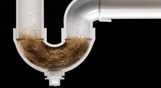 Не уходит вода в ванной: что делать?