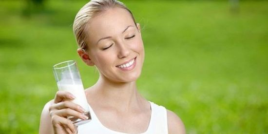 Девушка пьет кефир
