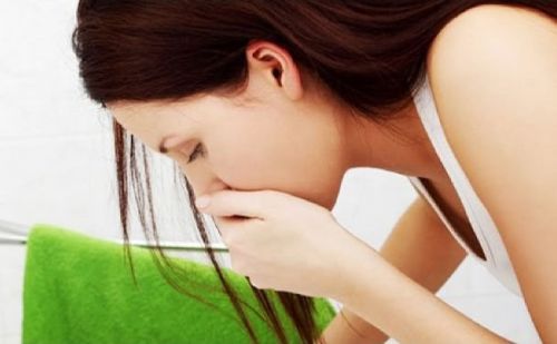 женщину тошнит