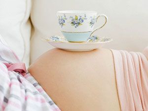 Чашка чая на животе беременной