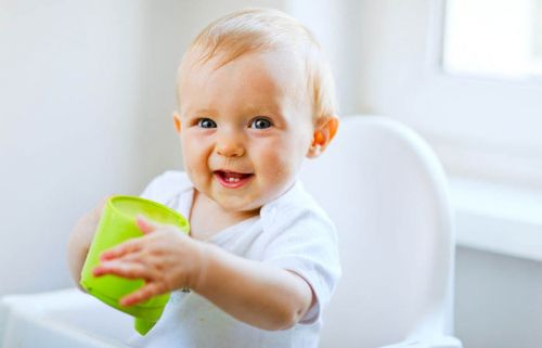 Младенец с кружкой