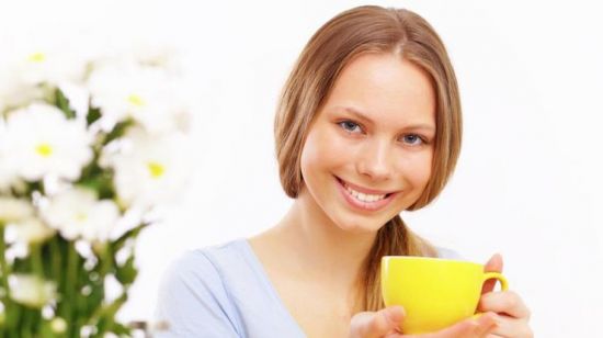 девушка пьет чай