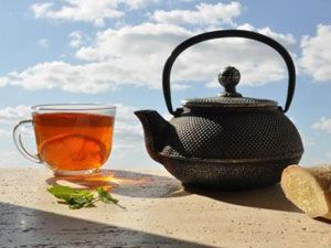 Чайник и чашка с чаем