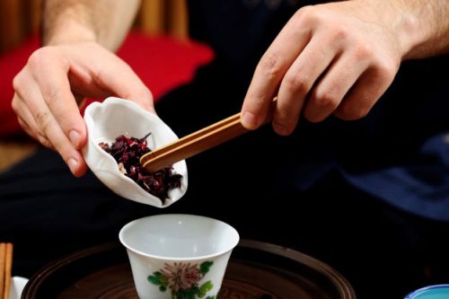 Приготовление чая каркаде