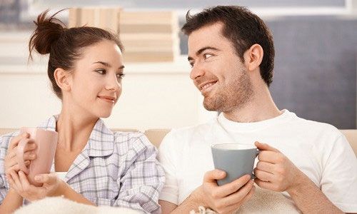 Мужчина с женщиной пьют чай