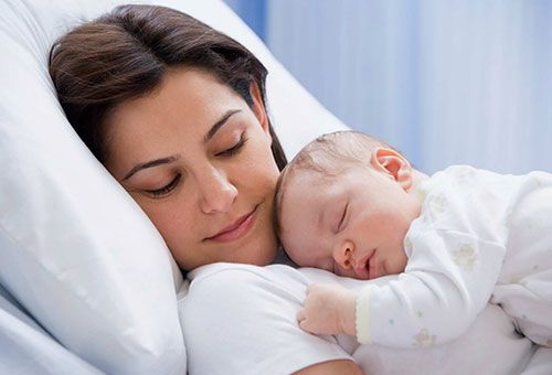 Мама и спящий ребенок Мама и спящий ребенок