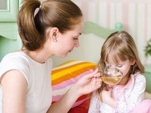 Ребенок пьет чай