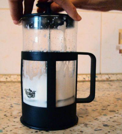 Приготовление кофе с молоком