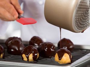 Поливание глазурью эклеров