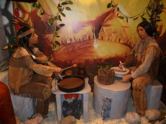 Индейцы трут какао-бобы