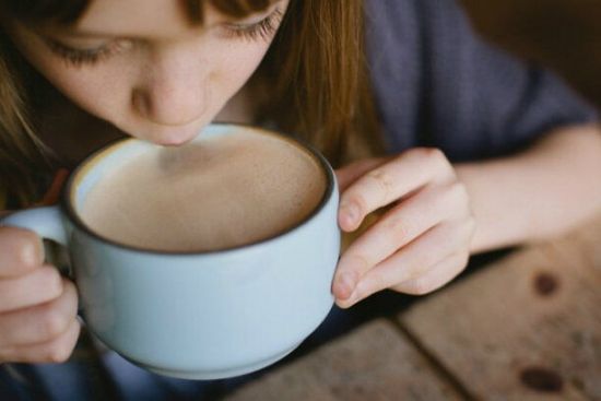 Девочка пьет шоколад