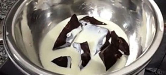 Шоколад томится в молоке