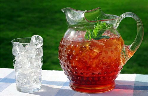 Холодный фруктовый чай в кувшине