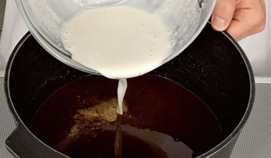 Сметану вливают в хвойный настой