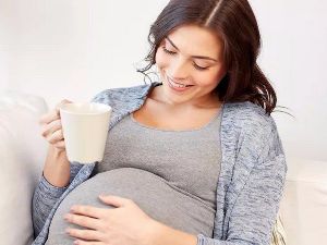 Беременная с чашкой какао