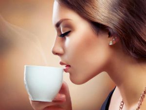 Девушка пьет из чашки