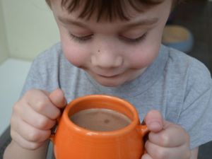 Ребенок с чашкой какао