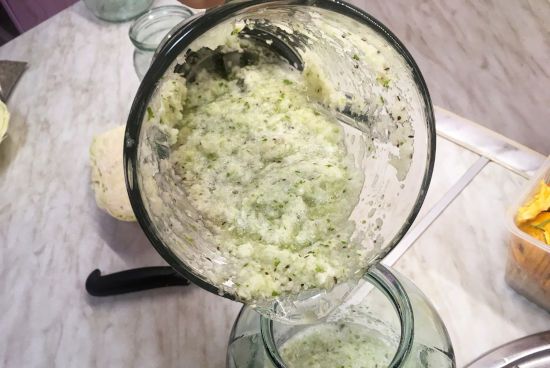 Измельченная капуста в блендере