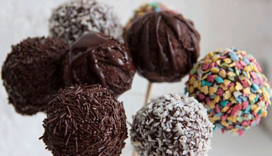 Пирожные шариками на полочках