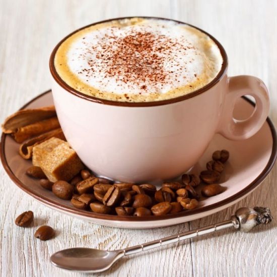 чашка кофе и зерна