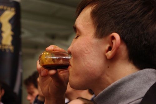 Мужчина пьет кофе ристретто