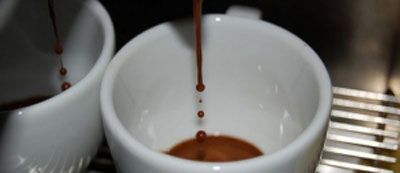 Тонкая струйка кофе