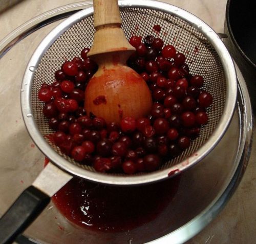 Приготовление киселя из клюквы