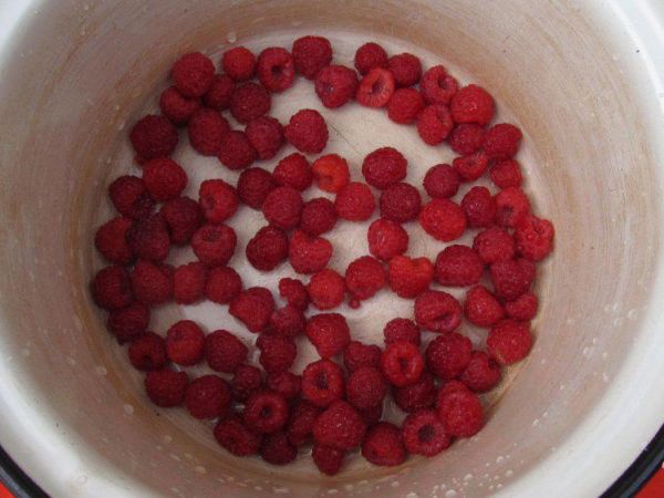 Малина в кастрюле