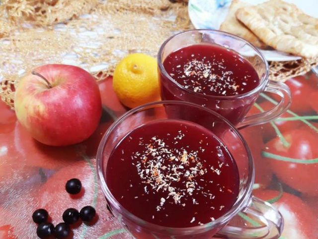 Кисель с яблоками и черной смородиной