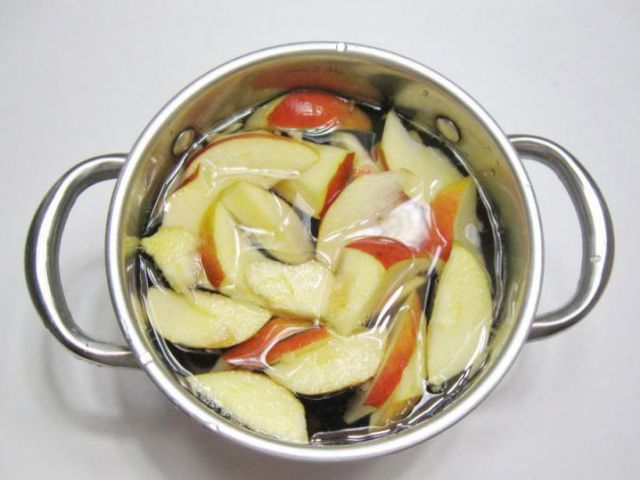 Приготовление яблочного киселя