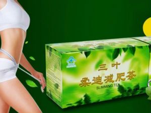 девушка измеряет талию