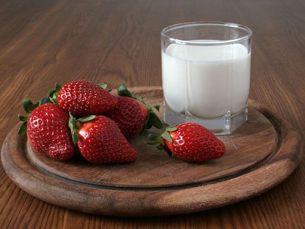 Клубника и молоко