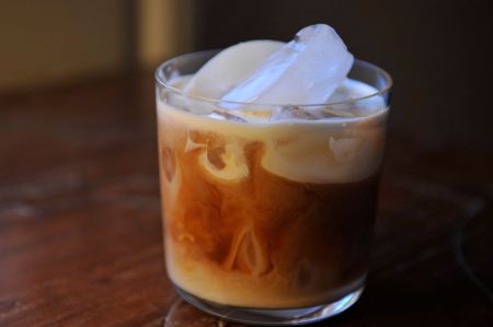 Кофе с молоком и кубиками льда