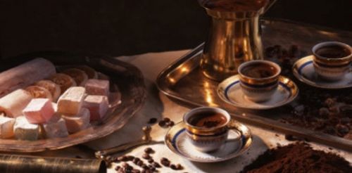 Кофе в чашках и восточные сладости