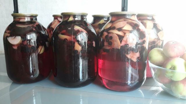 Компот из черноплодки и яблок