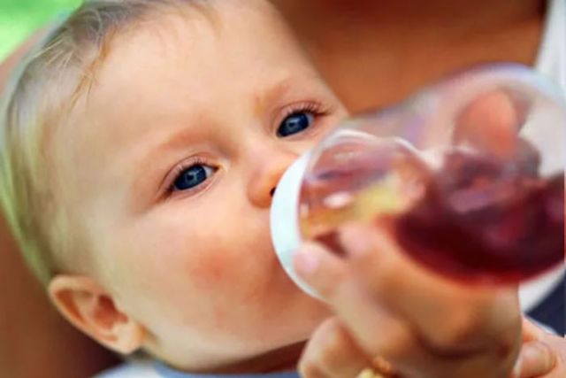 Кормление младенца компотом