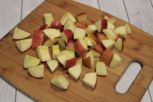 Яблоки, нарезанные кусочками