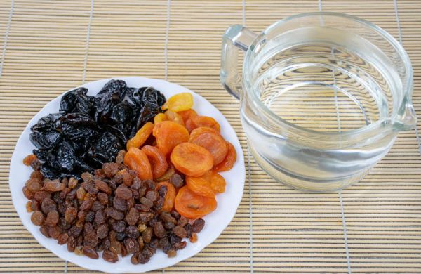 Сухофруты на тарелке