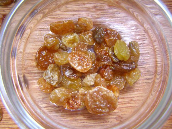 Изюм на тарелке