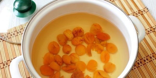 Компот из кураги в кастрюле