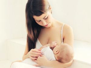 Мама кормит грудью