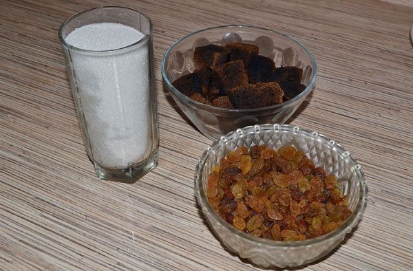 Сахар, сухари и изюм