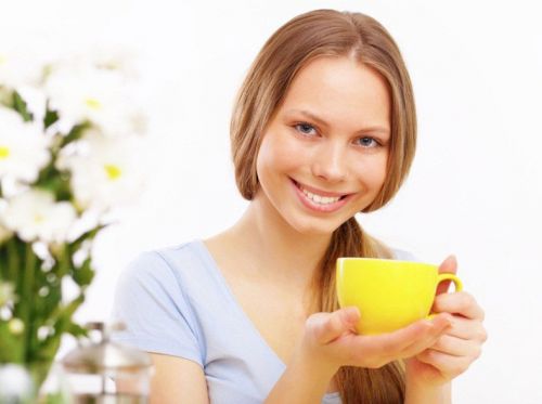 Девушка пьет чай