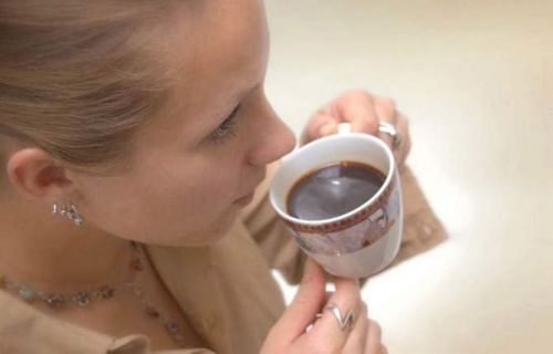 Девушка пьет кофе