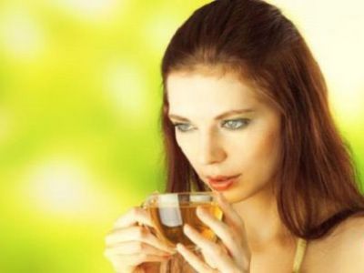 Девушка пьет чай