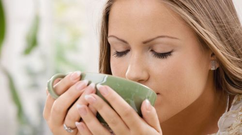 Девушка пьет чай