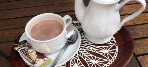 какао в белой посуде