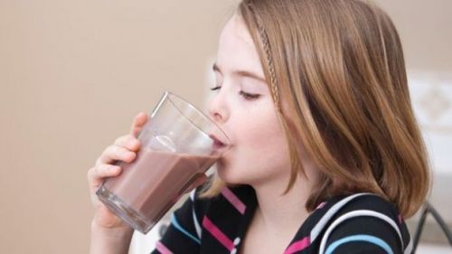 девочка пьет какао