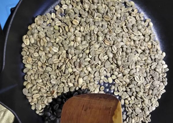 Обжаривание зерен кофе на сковородке