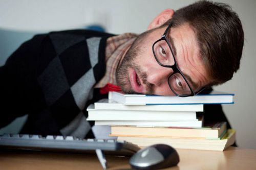 Уставший мужчина